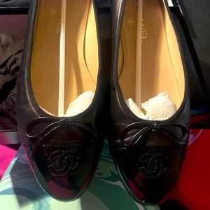 ( Authentic) Classic CHANEL ballet flat with Patent leather toe (Black)